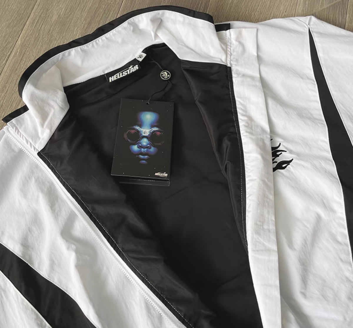 Weiß-schwarzes Trikot mit Hose