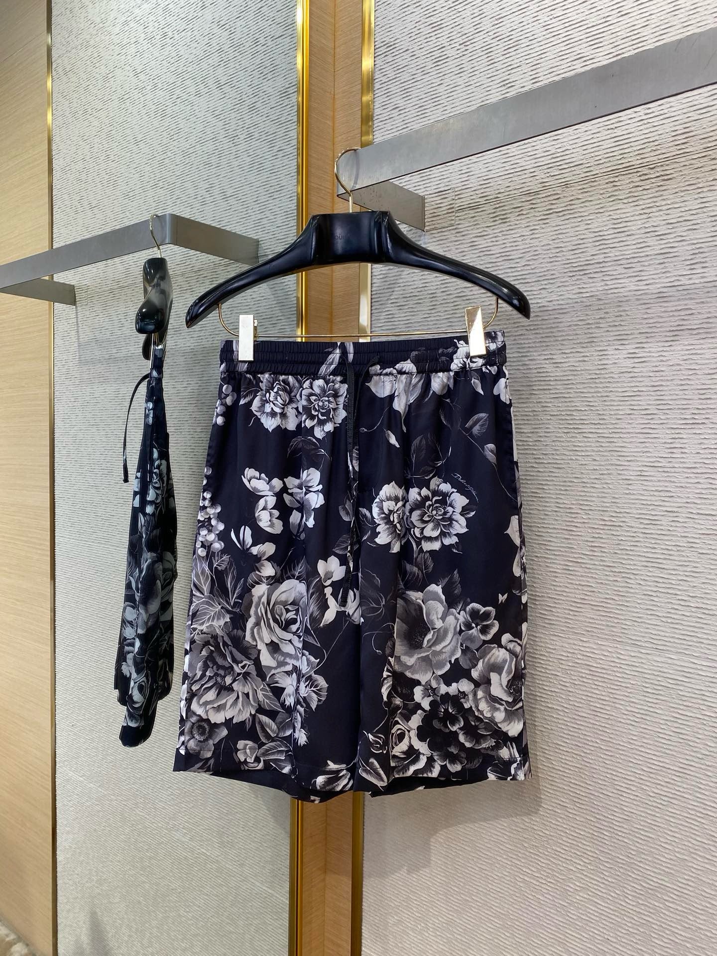 Mehrfarbiges T-Shirt mit Shorts