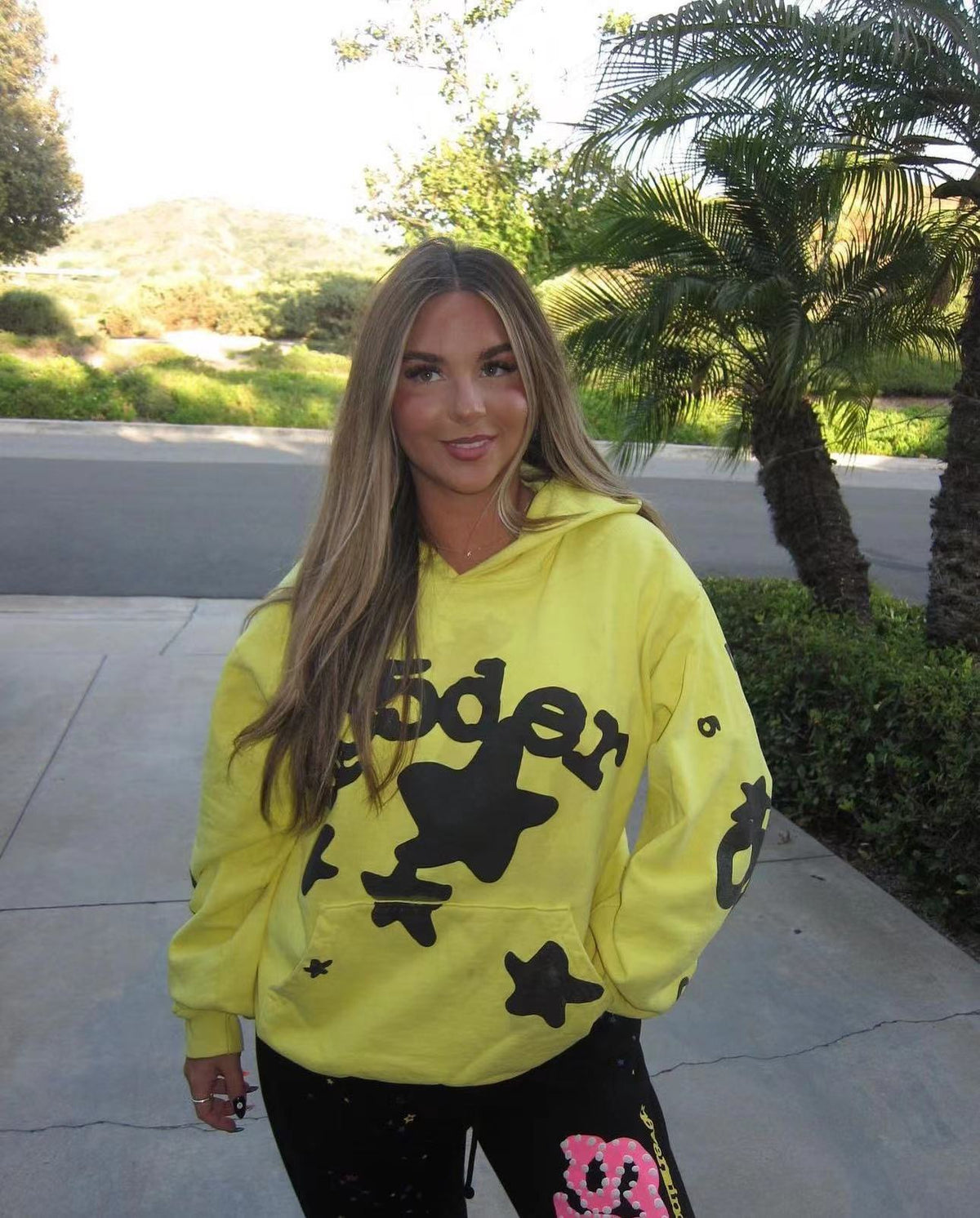 Sudadera con capucha amarilla