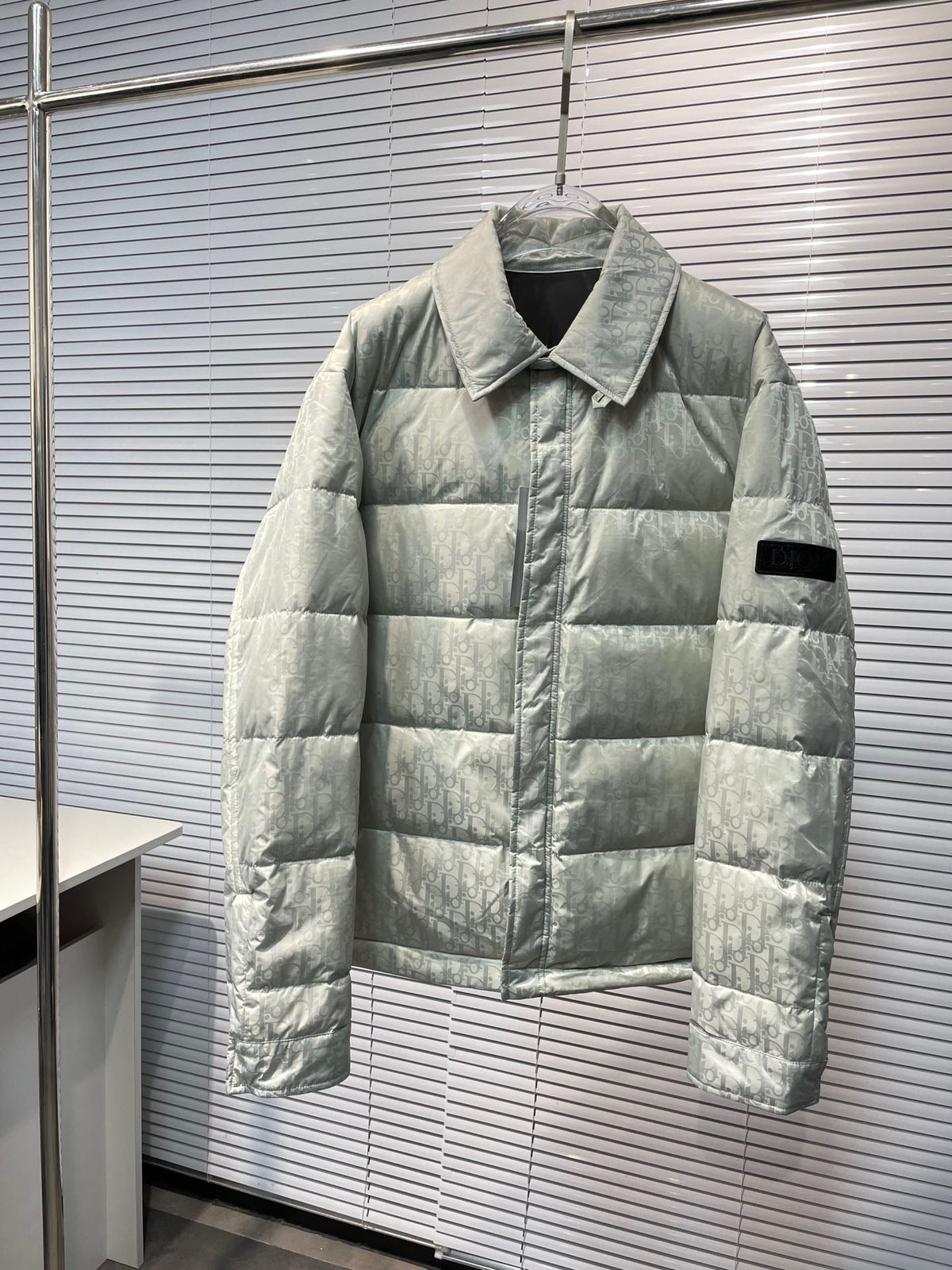 Schwarze und silbergraue Jacke