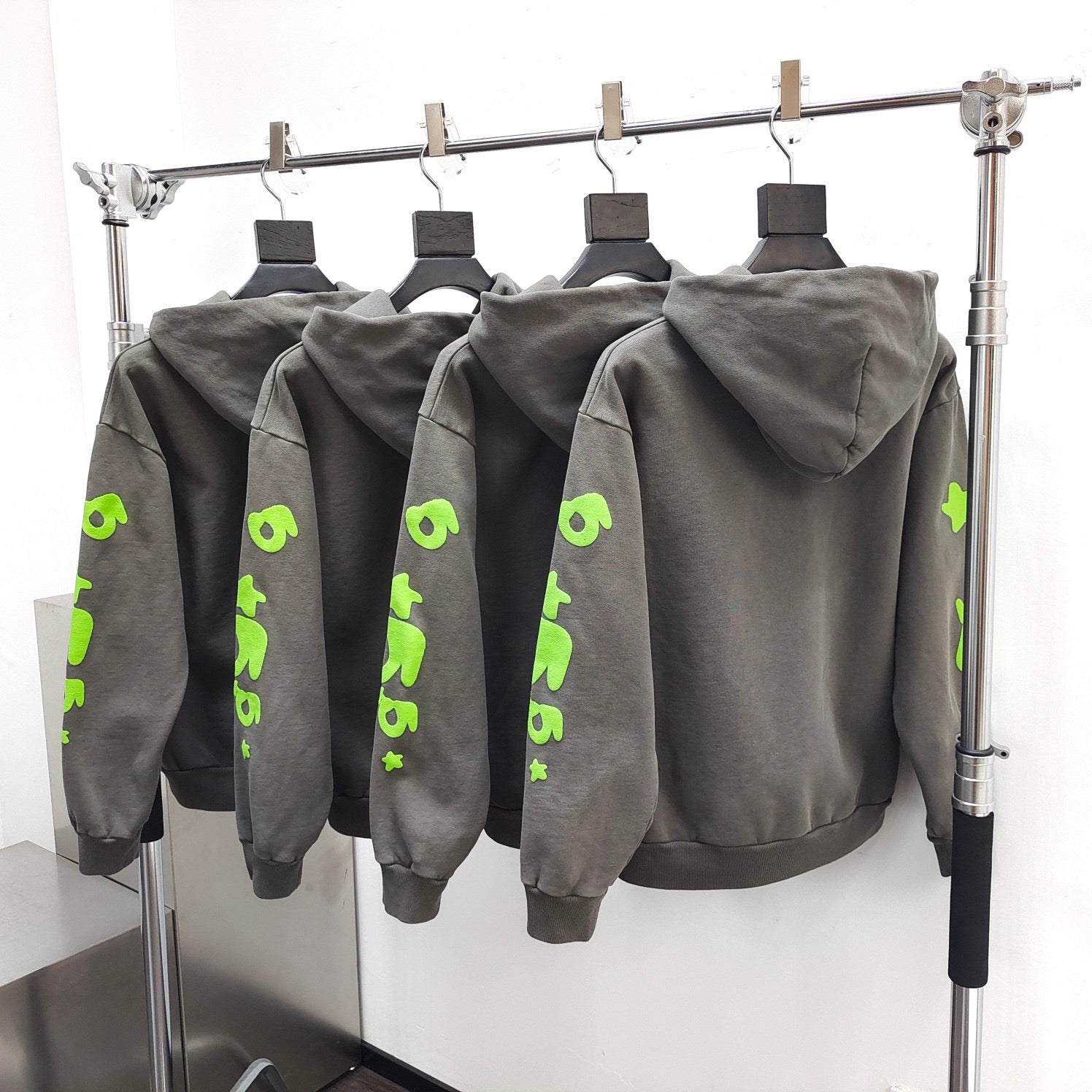 Sudadera con capucha gris oscuro