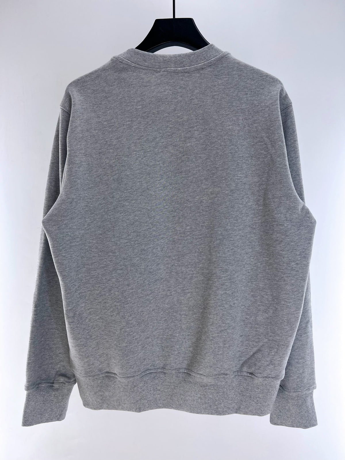 Sudadera blanca y gris