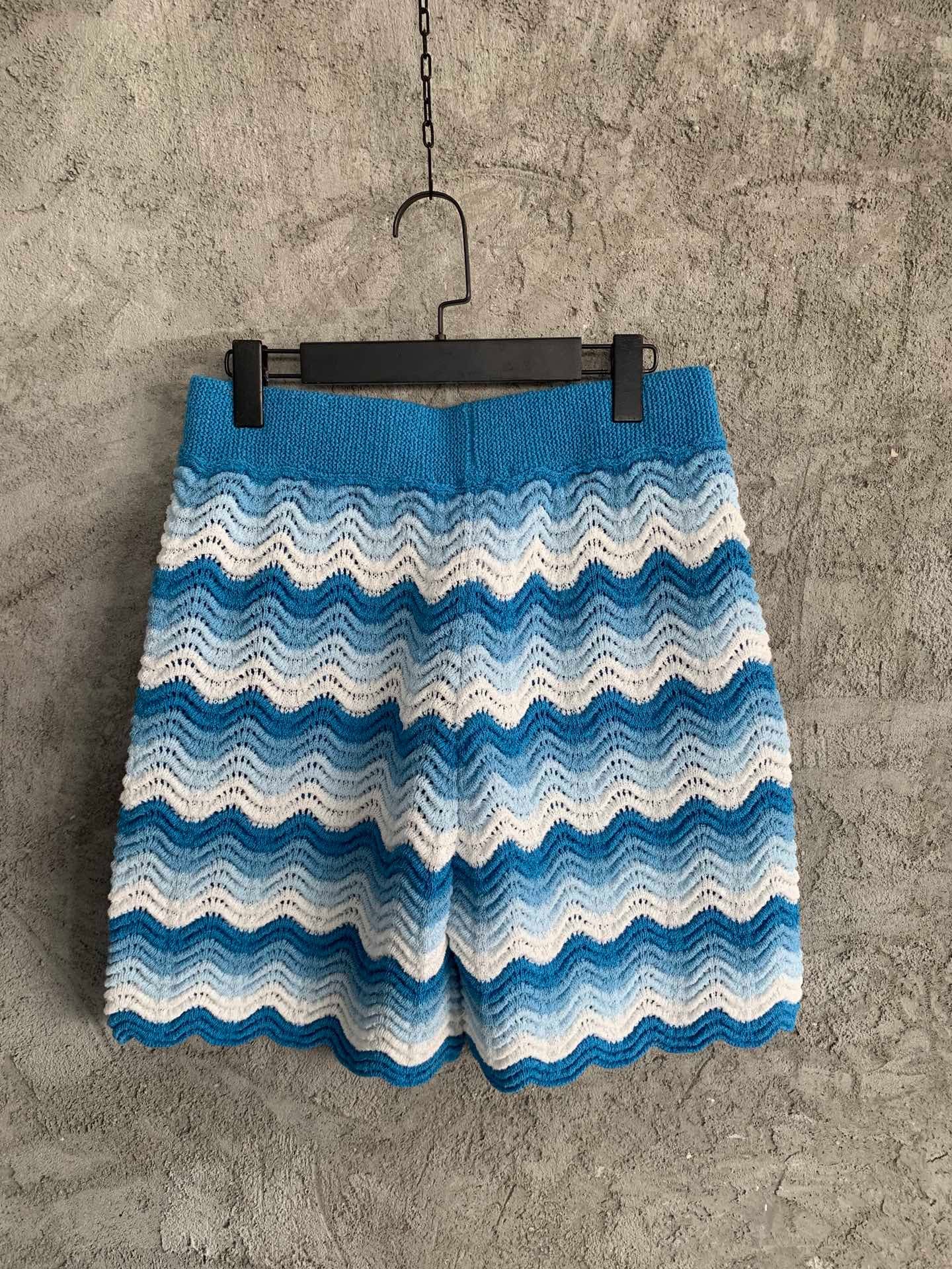 Gelbe und blaue Shorts