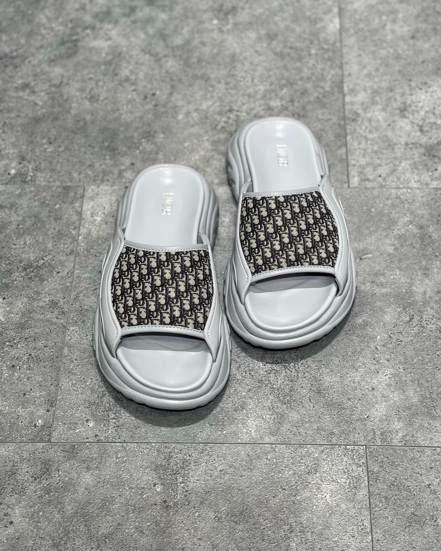Schwarze und graue Schuhe