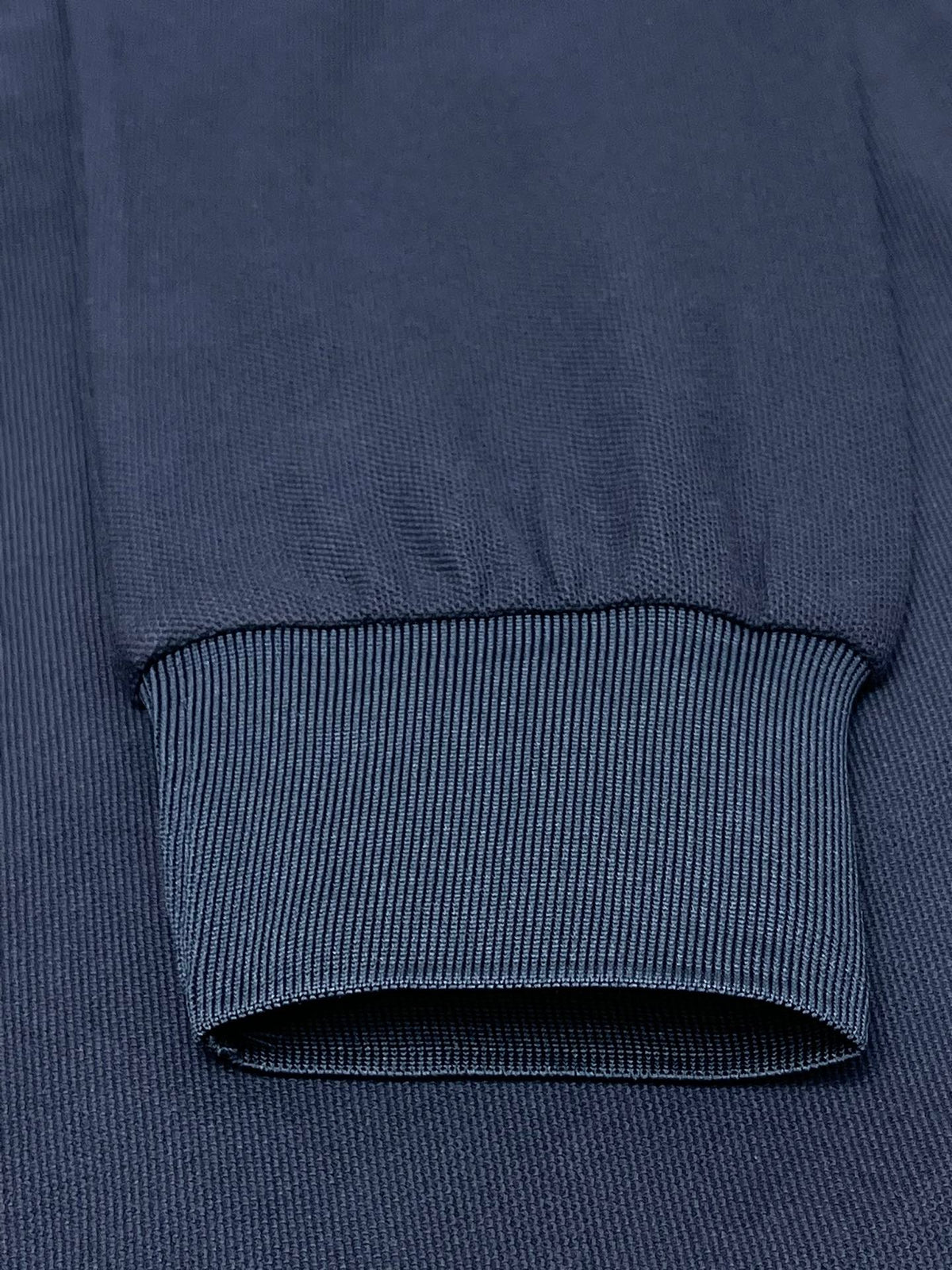 Poloshirt in Schwarz, Weiß, Marineblau und Hellblau