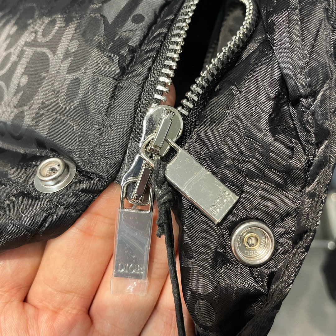 Schwarze und silbergraue Jacke