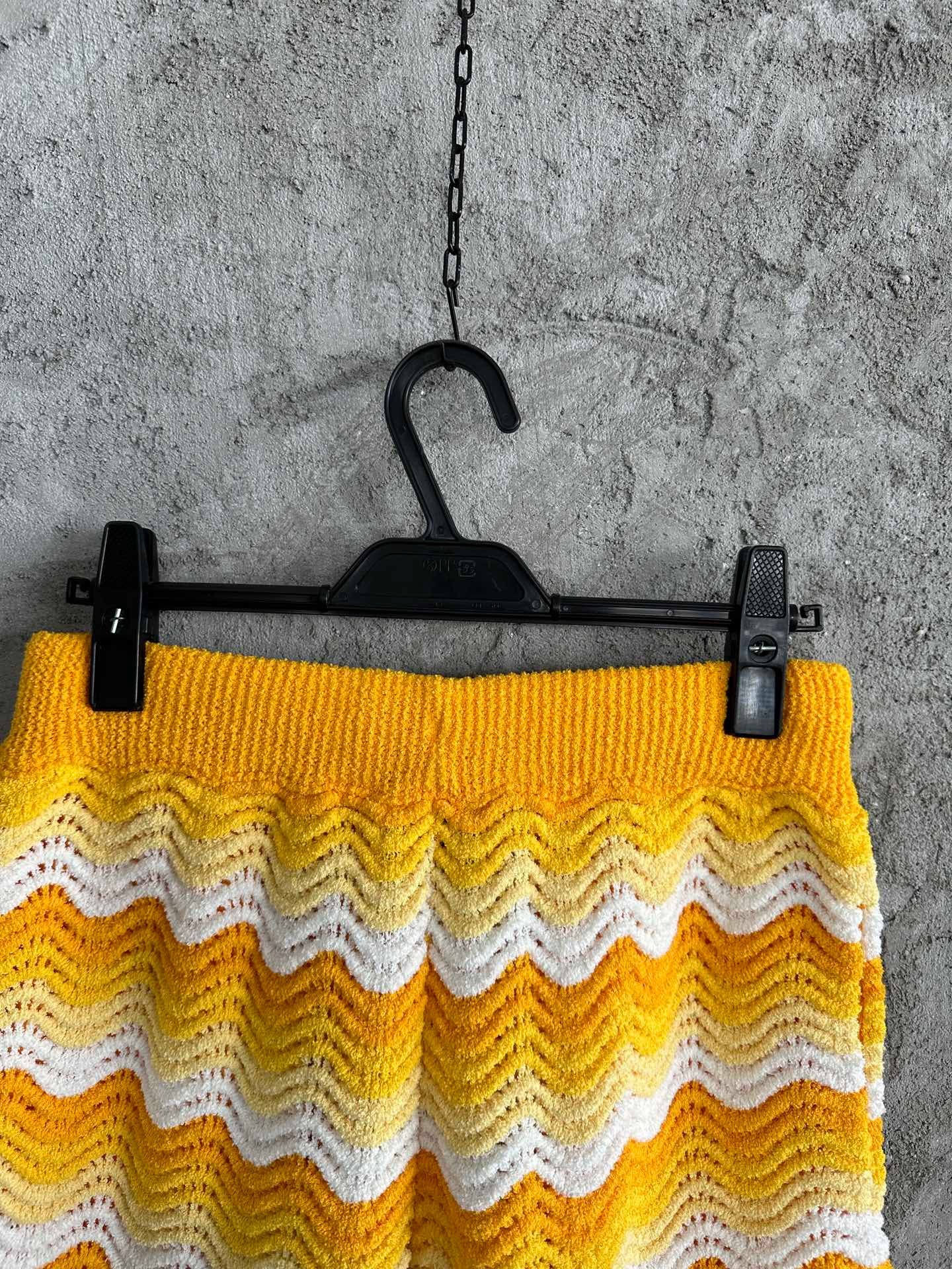 Gelbe und blaue Shorts