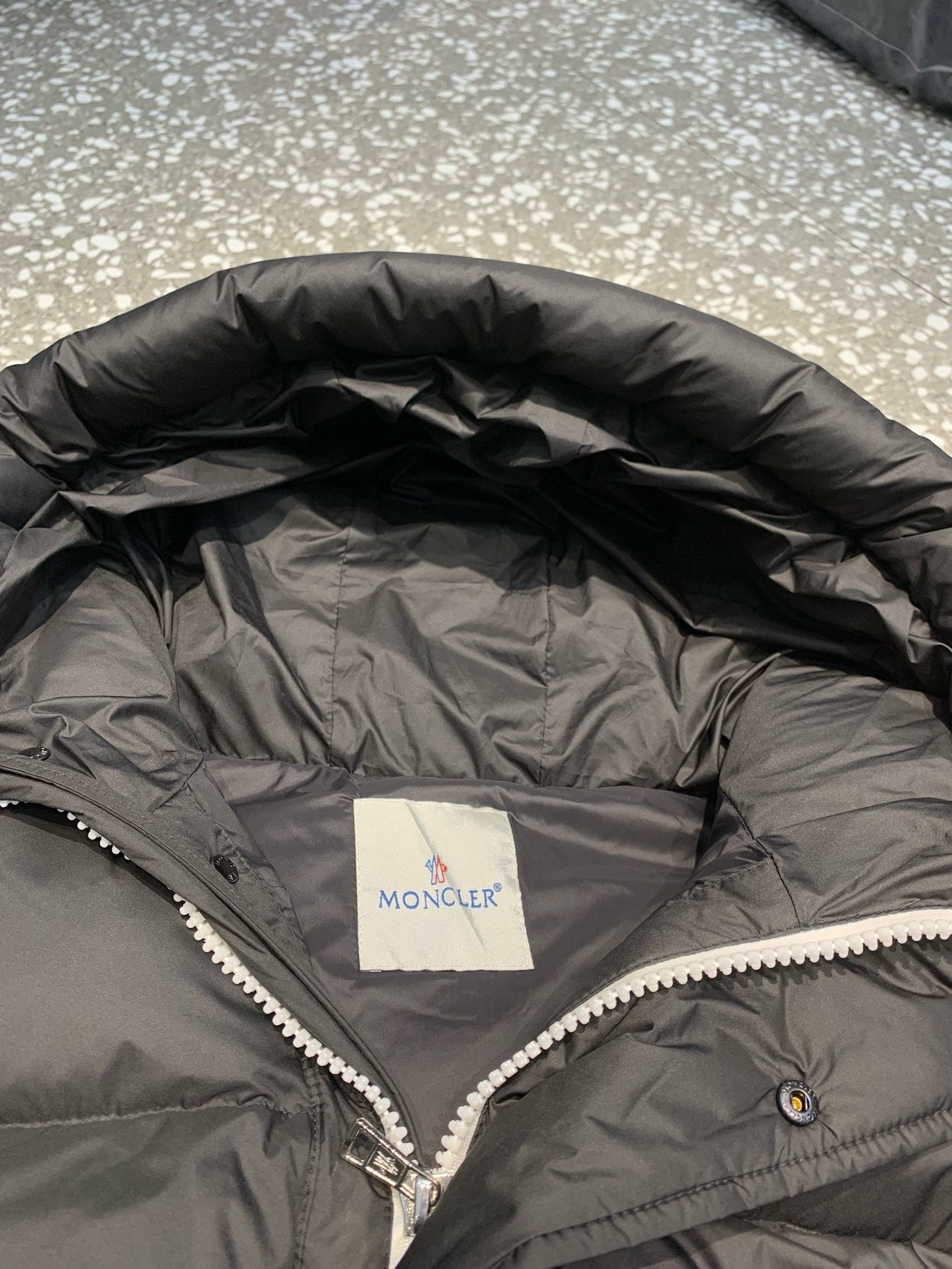 Schwarze, blaue und weiße Jacke