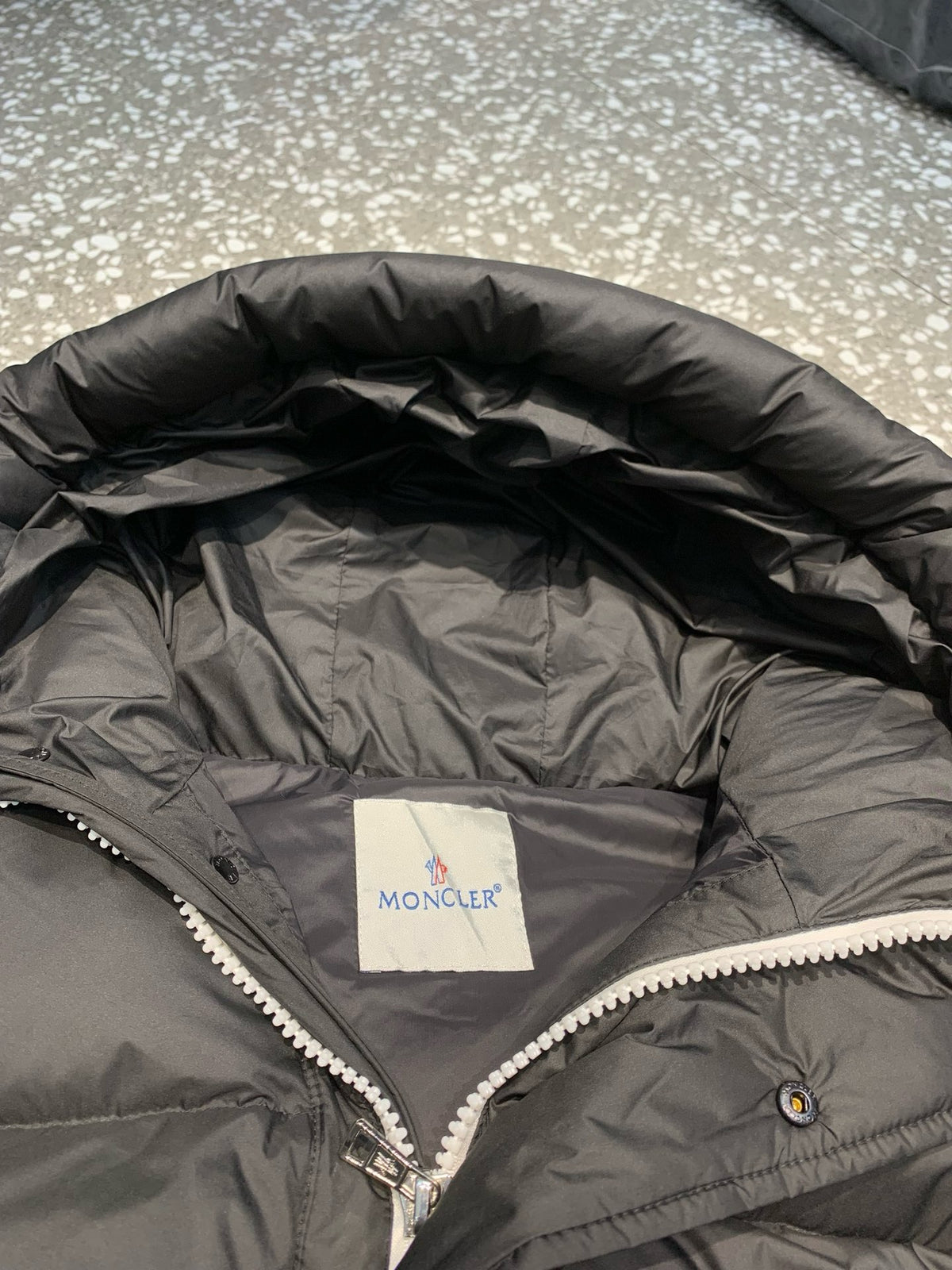 Schwarze, blaue und weiße Jacke