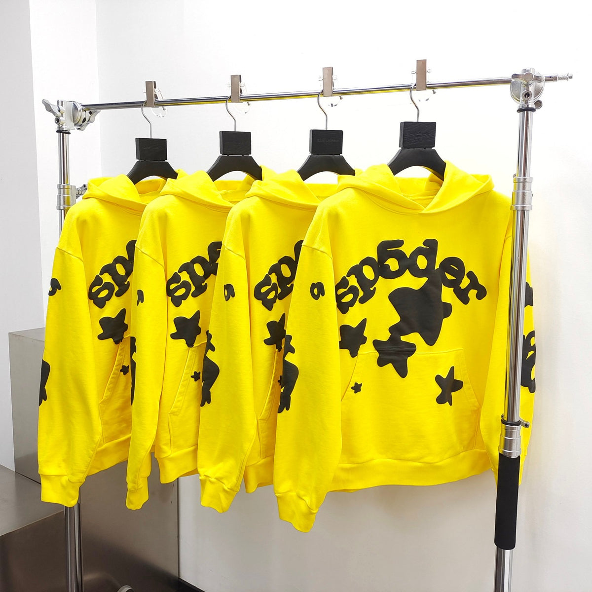 Sudadera con capucha amarilla
