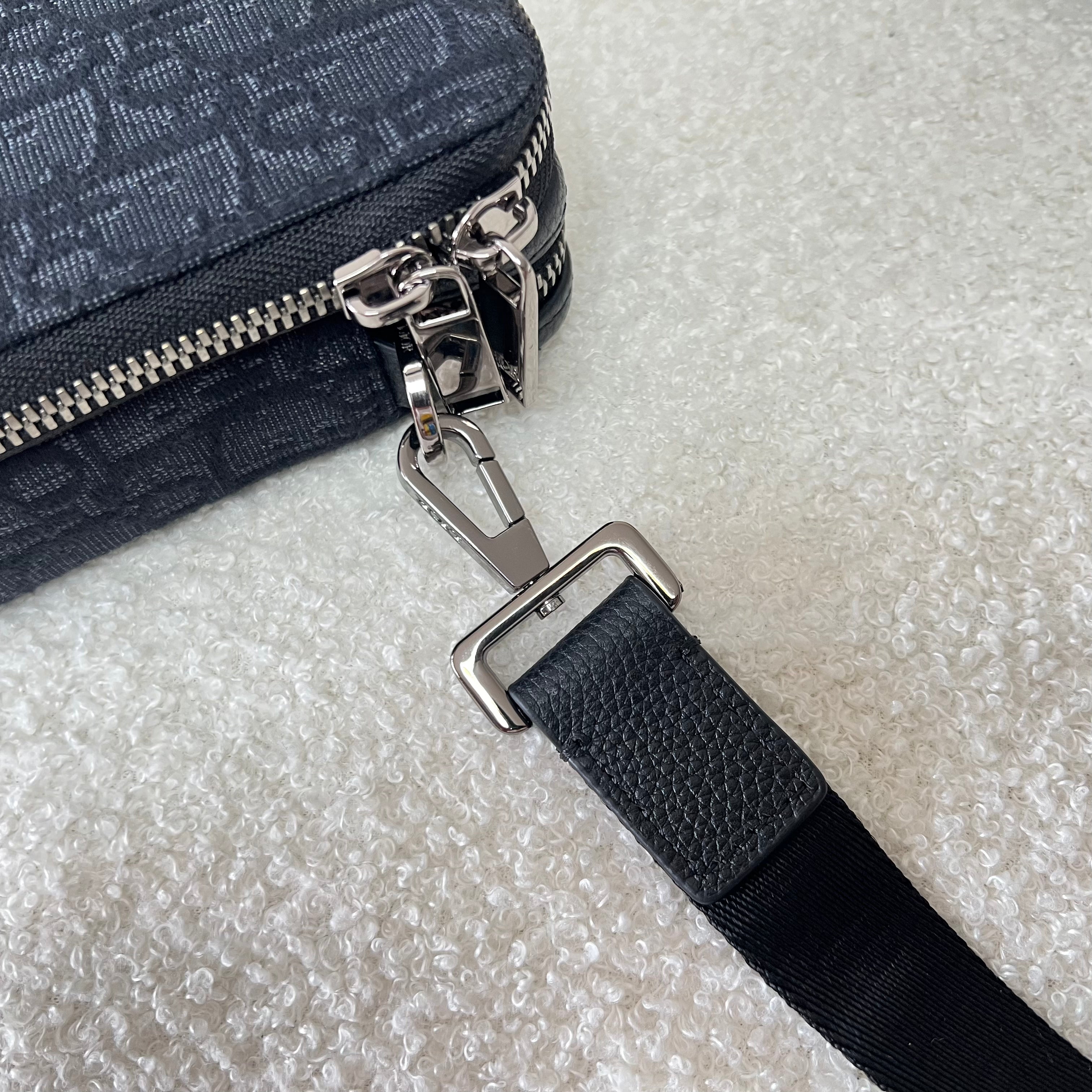 Bolsa azul y gris negra