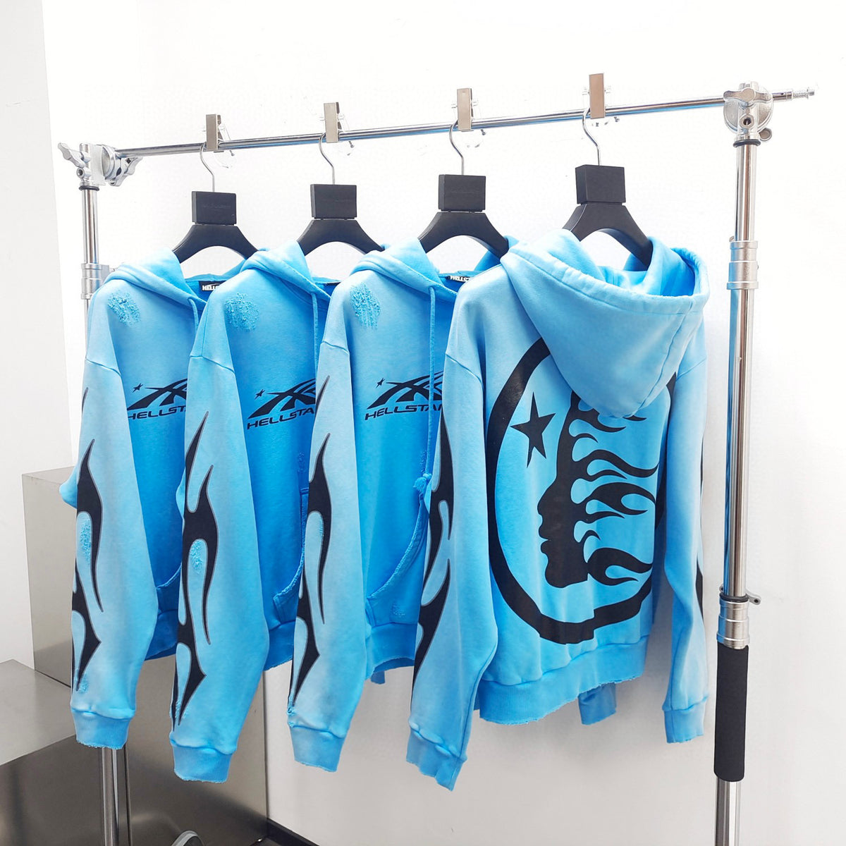 Himmelblauer Hoodie