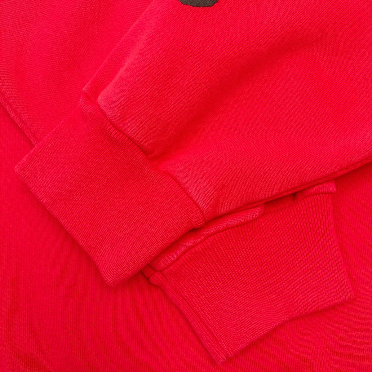 Roter Kapuzenpullover