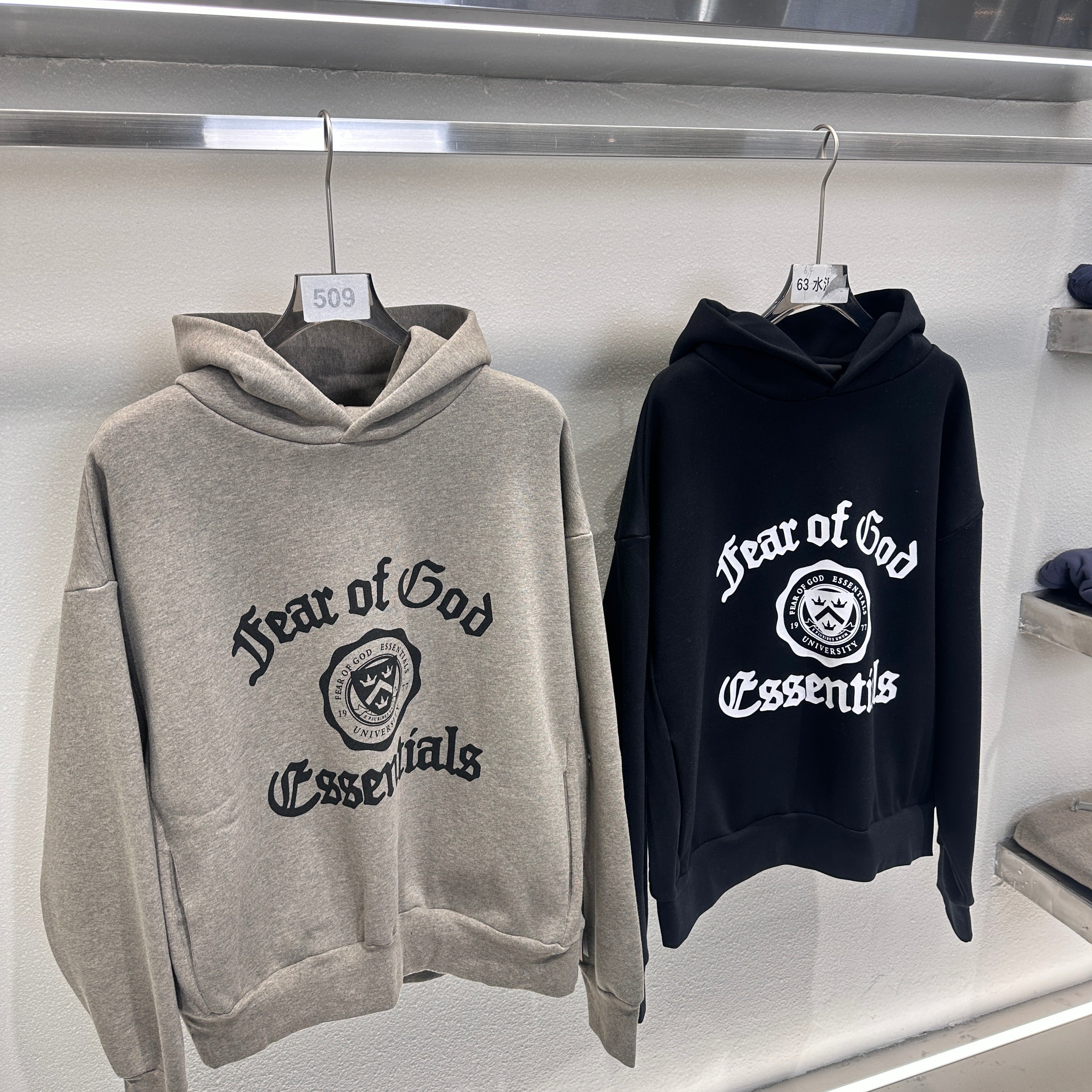 Schwarzer und dunkelnebelgrauer Hoodie