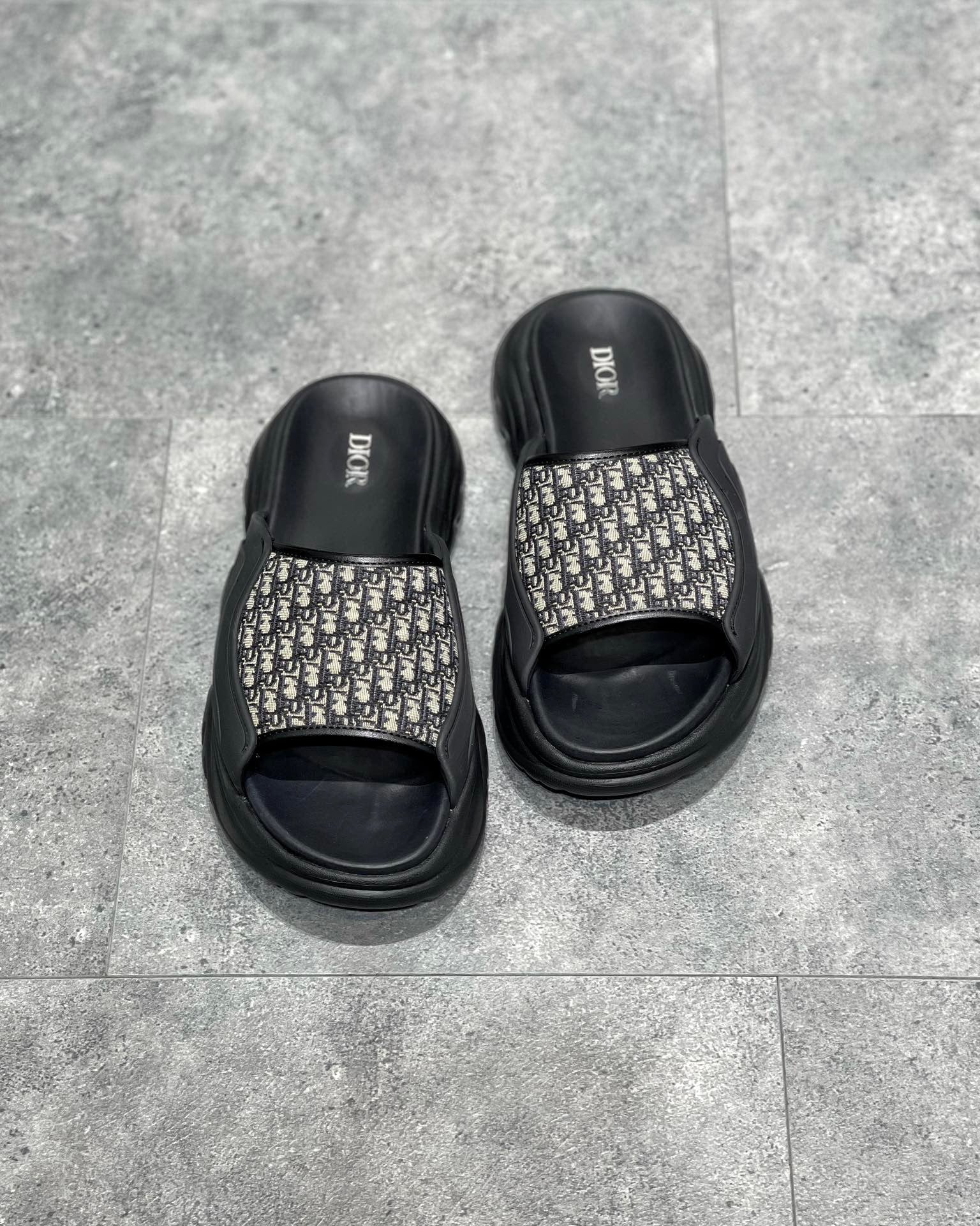Schwarze und graue Schuhe