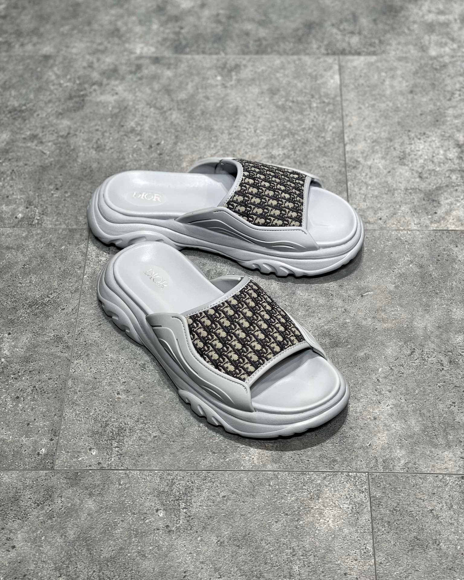 Schwarze und graue Schuhe
