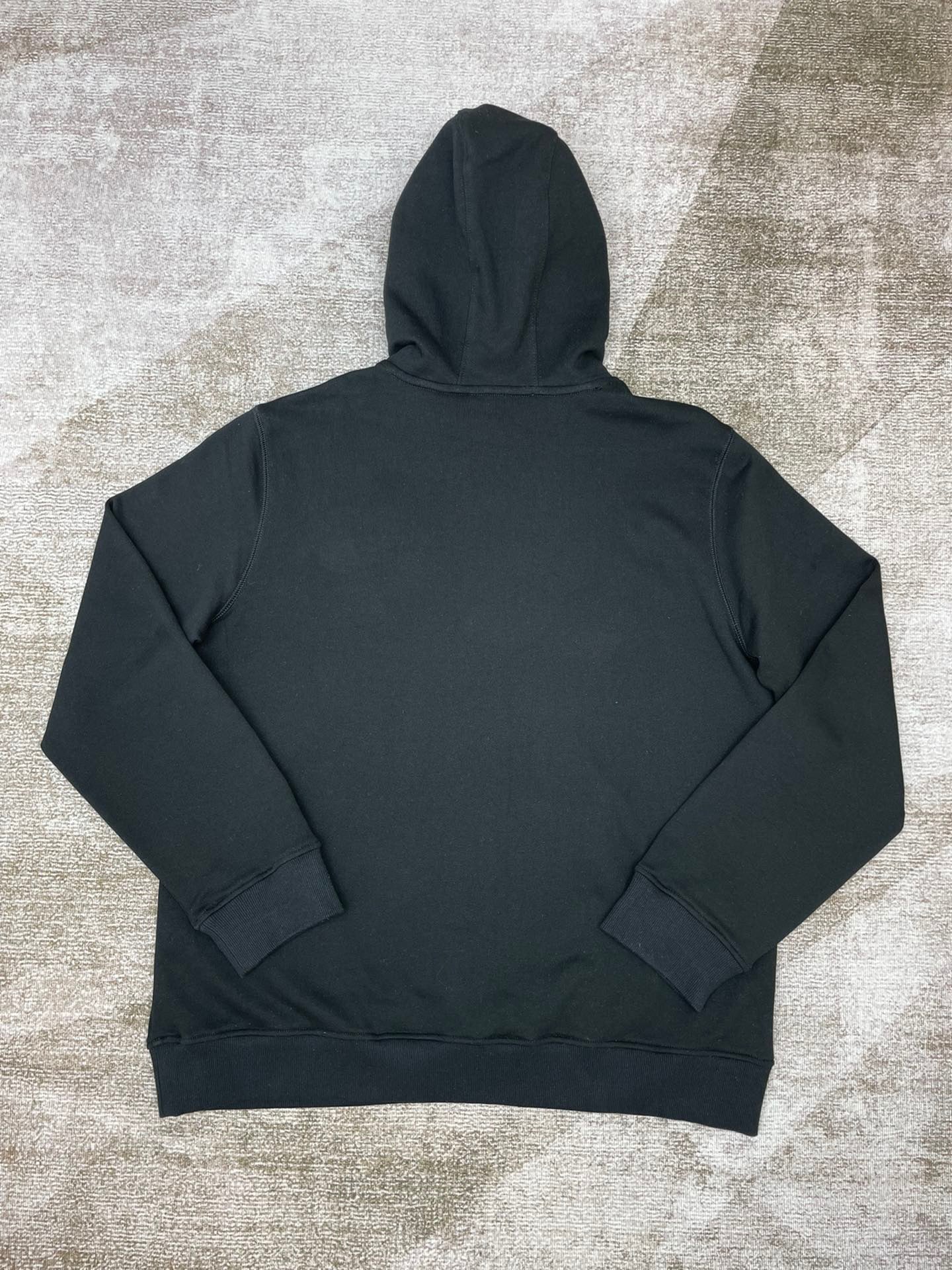 Sudadera con capucha en blanco y negro
