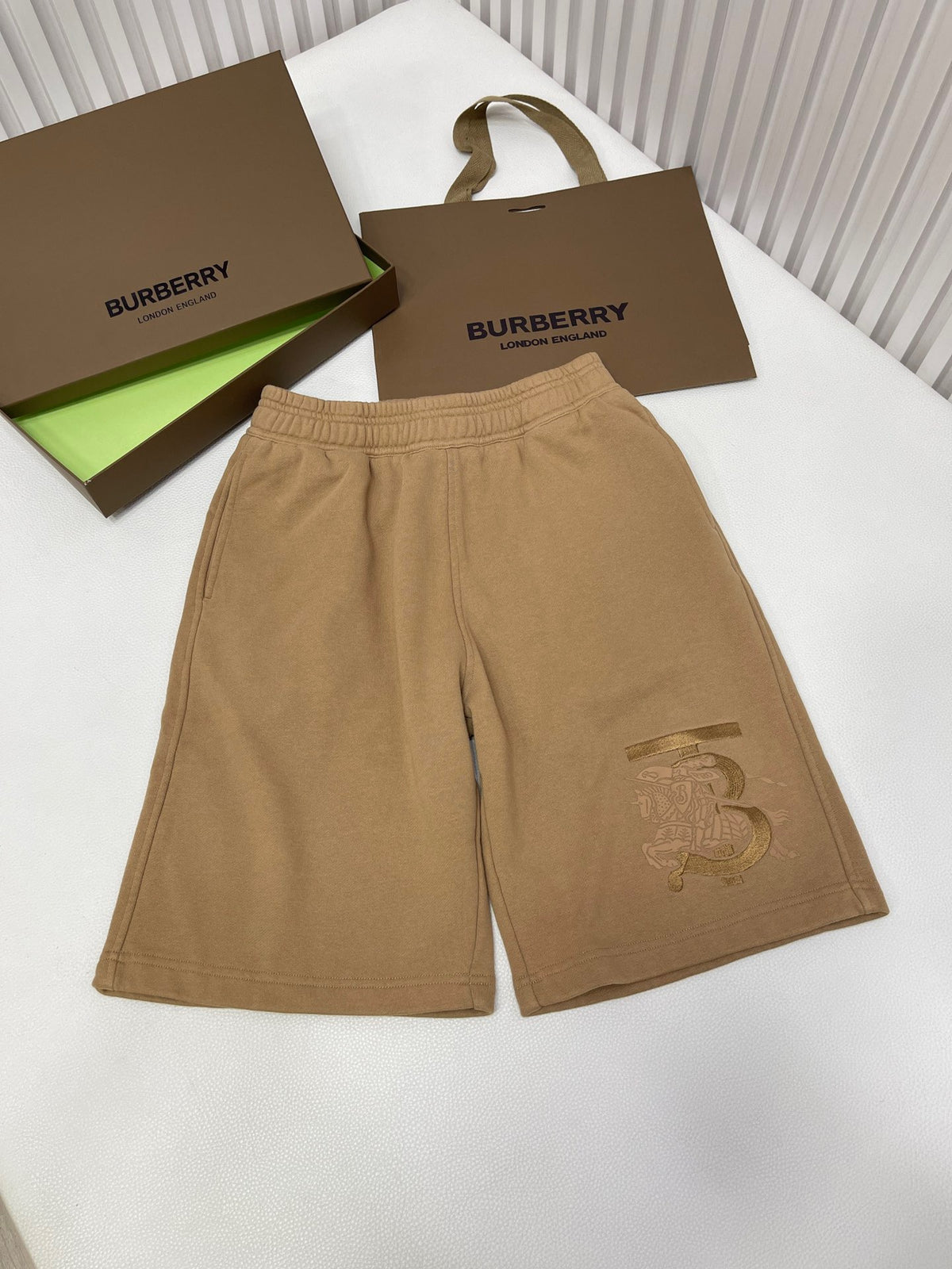 Schwarze und khakifarbene Shorts