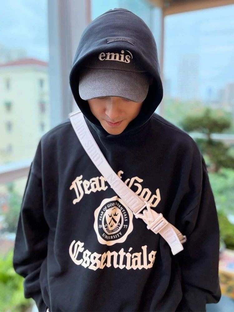Schwarzer und dunkelnebelgrauer Hoodie
