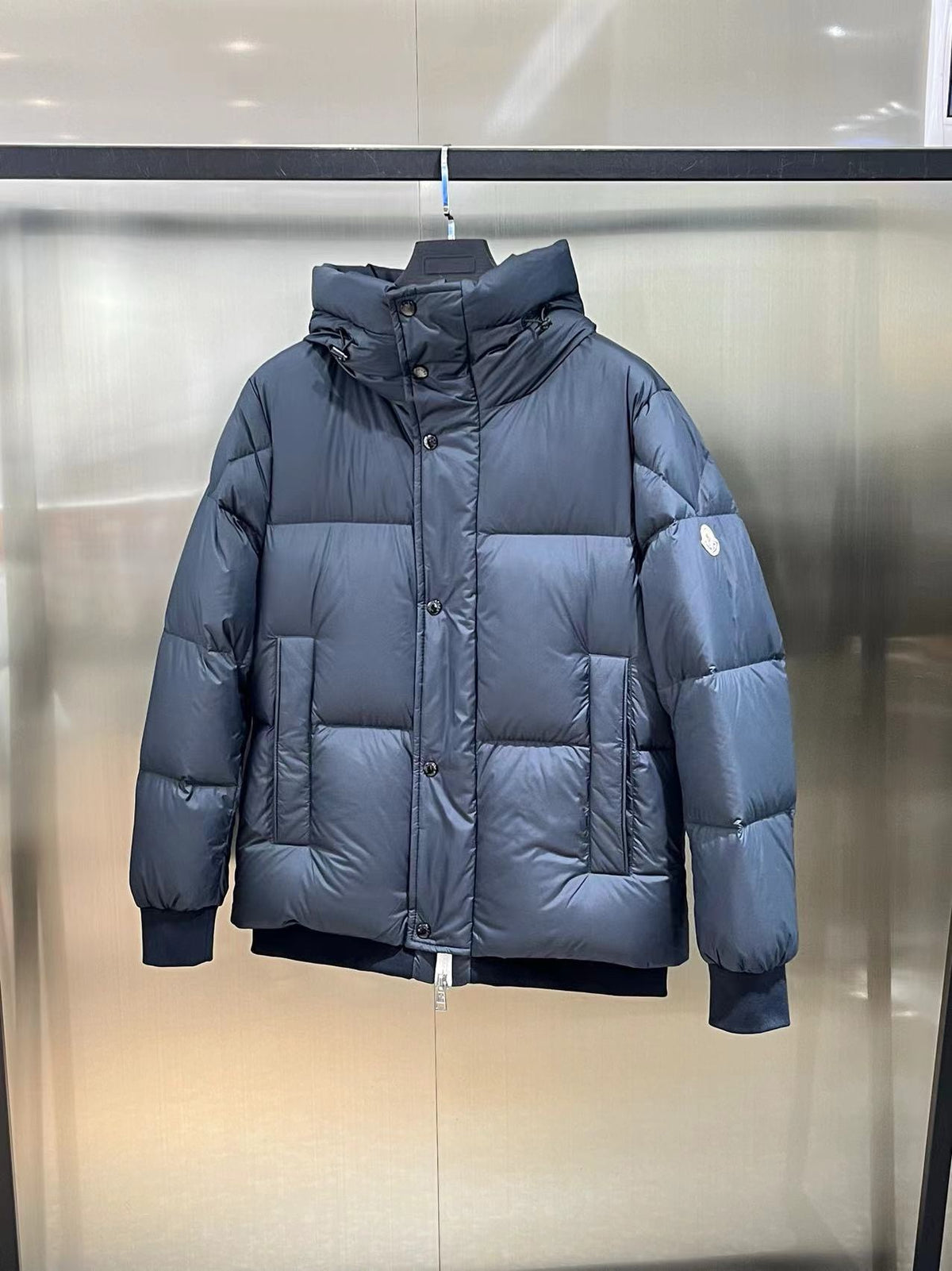 Schwarze, blaue und weiße Jacke
