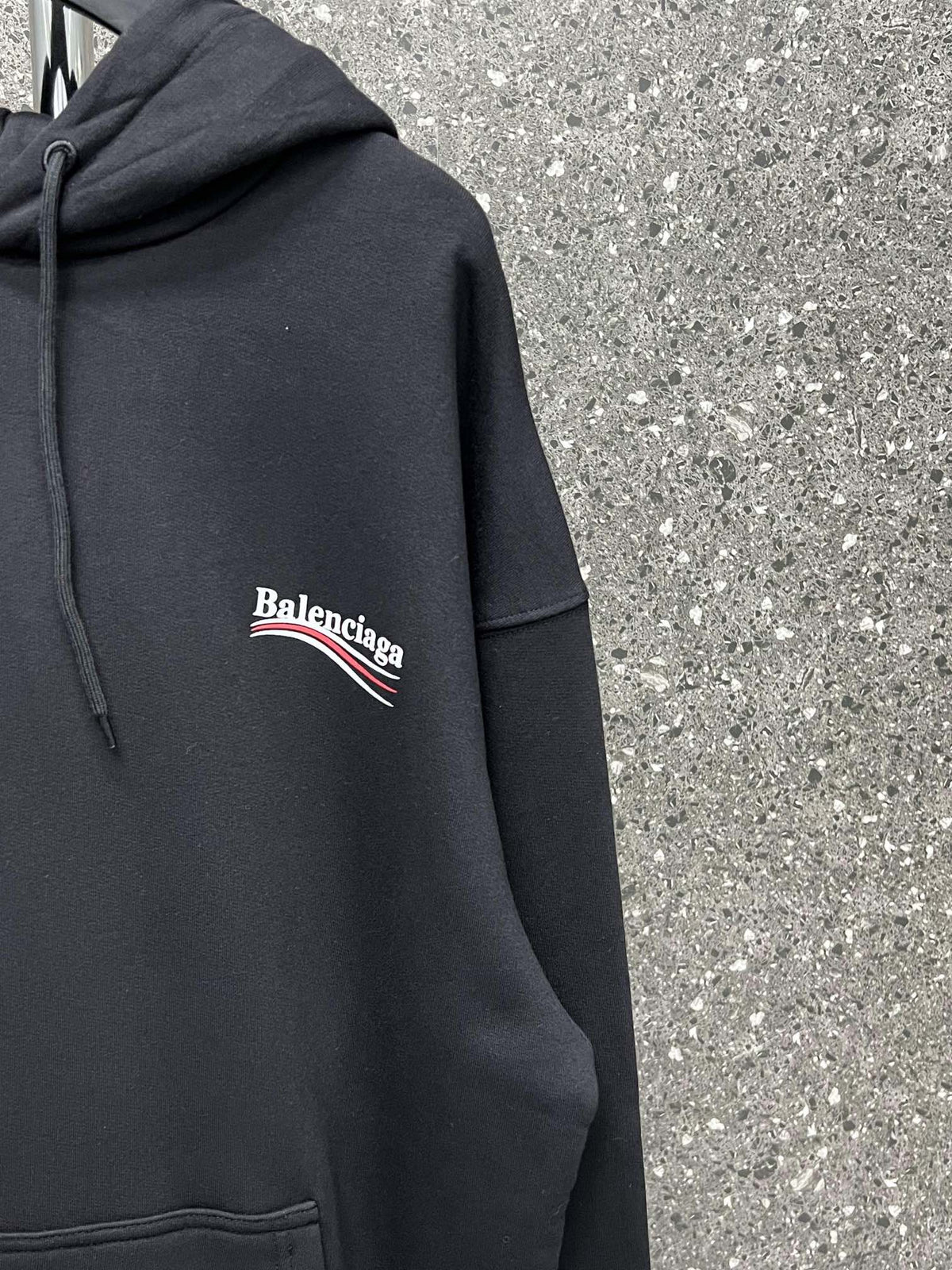 Sudadera con capucha blanca y negra