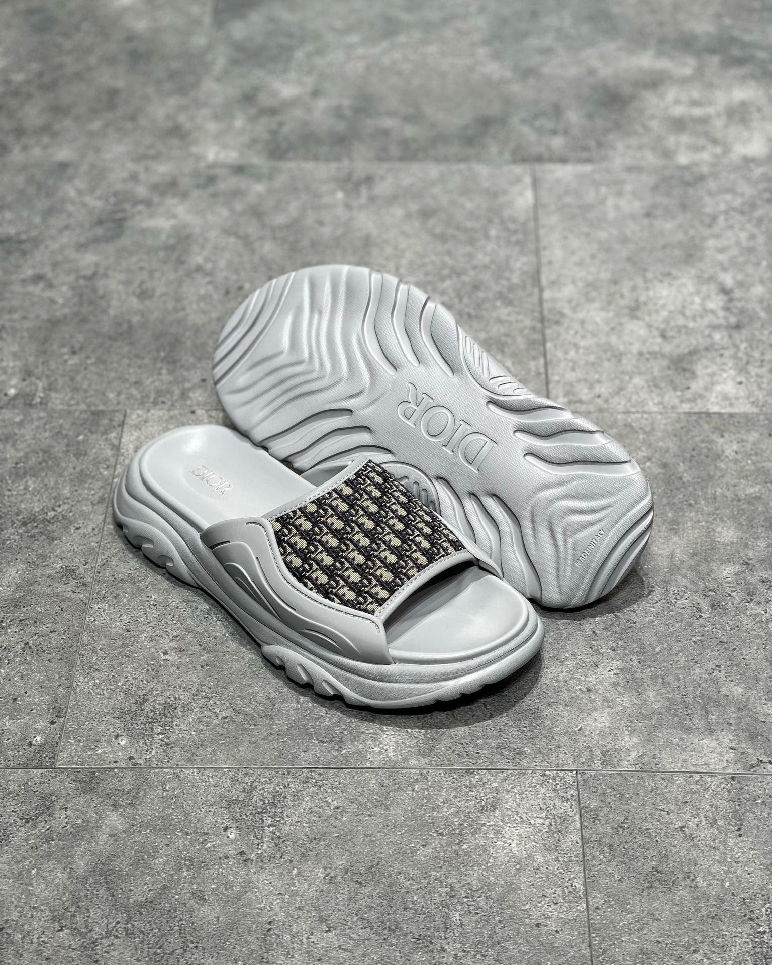 Schwarze und graue Schuhe