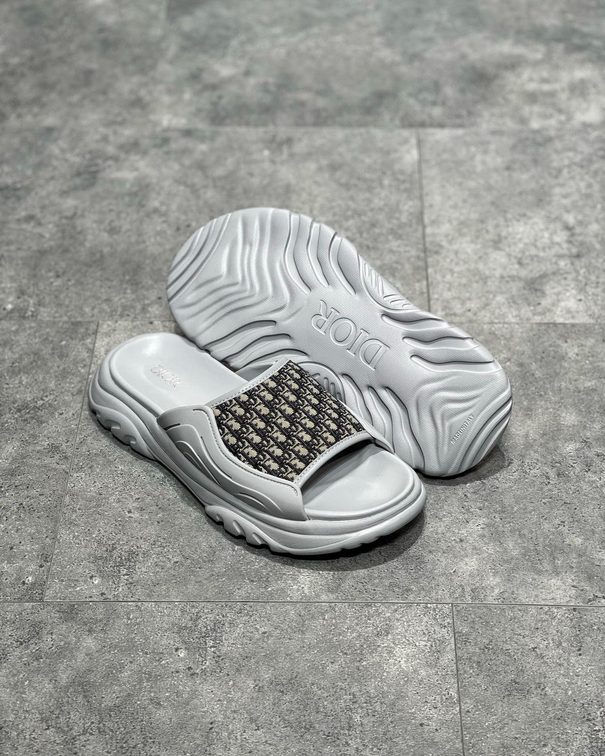 Schwarze und graue Schuhe