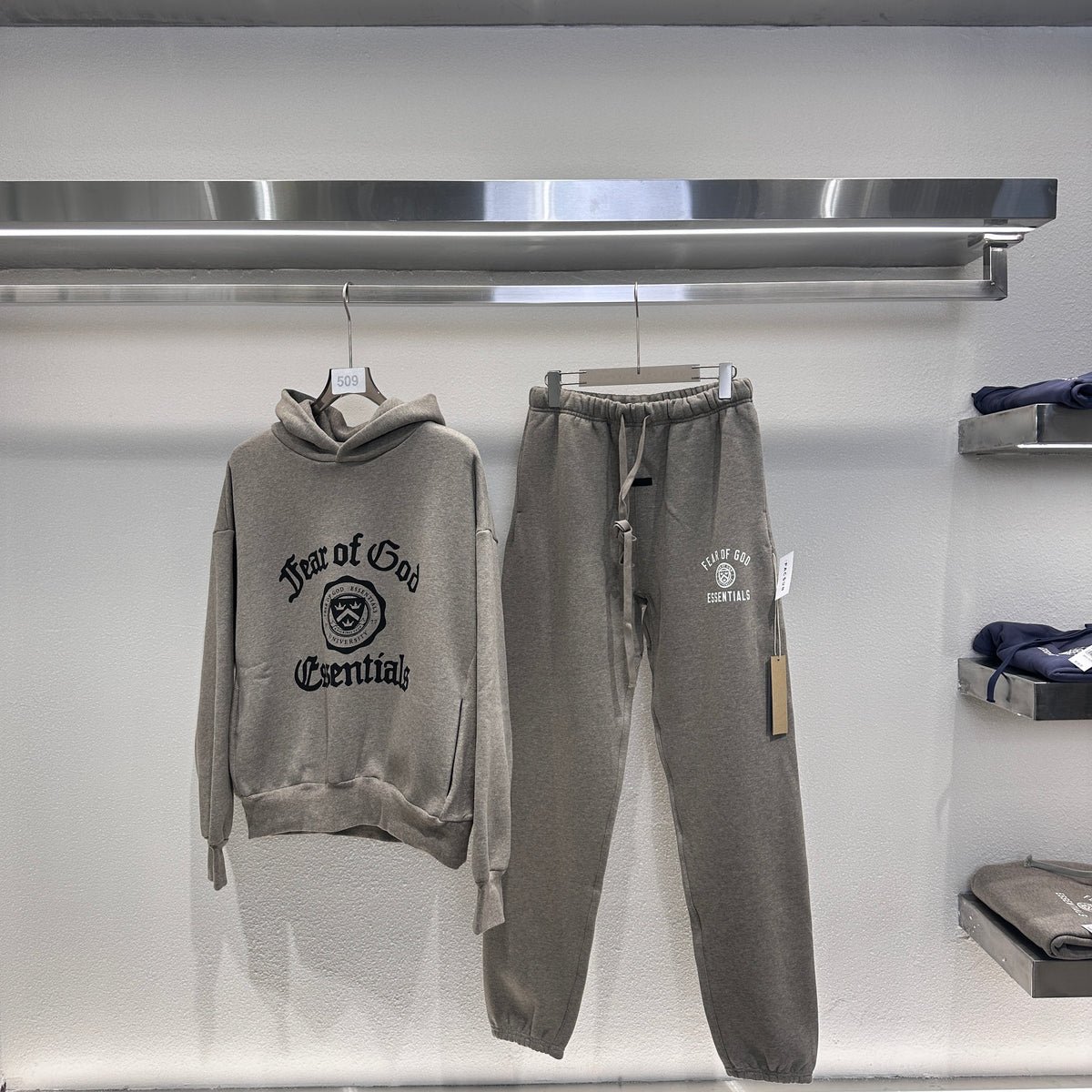 Schwarzer und dunkelnebelgrauer Hoodie
