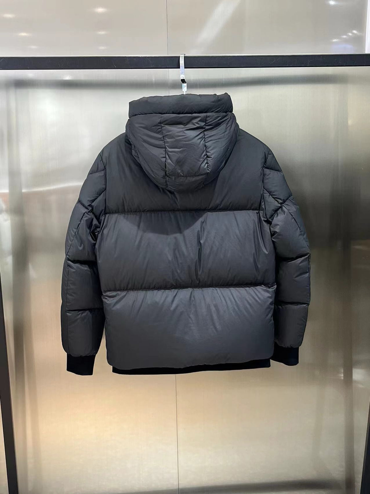 Schwarze, blaue und weiße Jacke