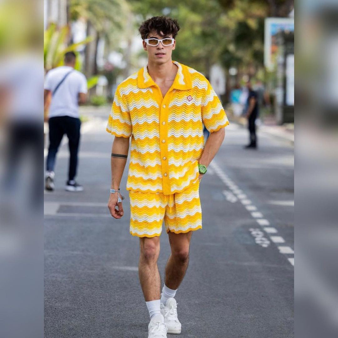 Gelbe und blaue Shorts