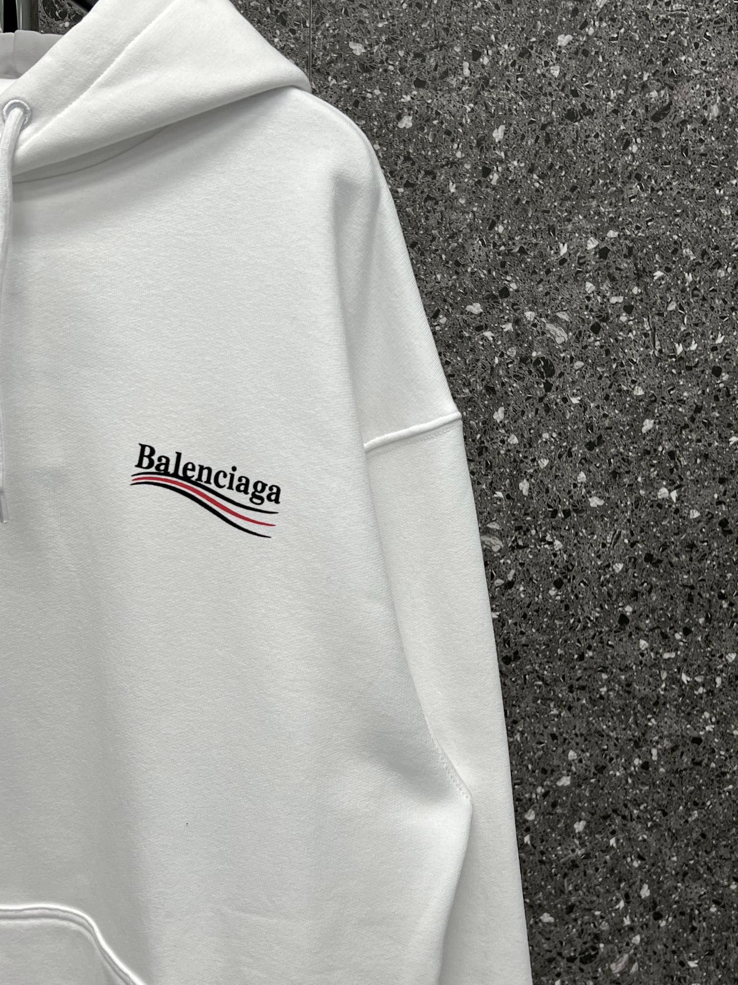 Sudadera con capucha blanca y negra