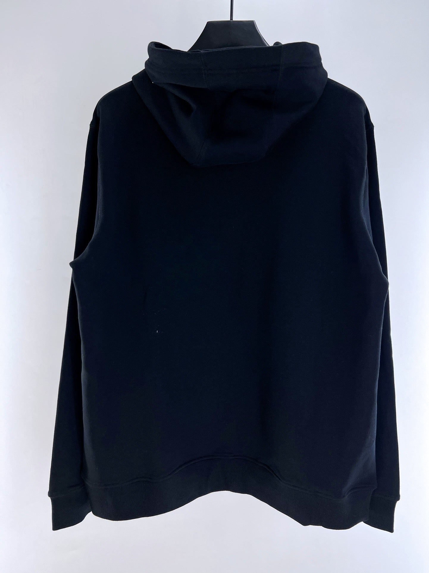 Sudadera con capucha en blanco y negro