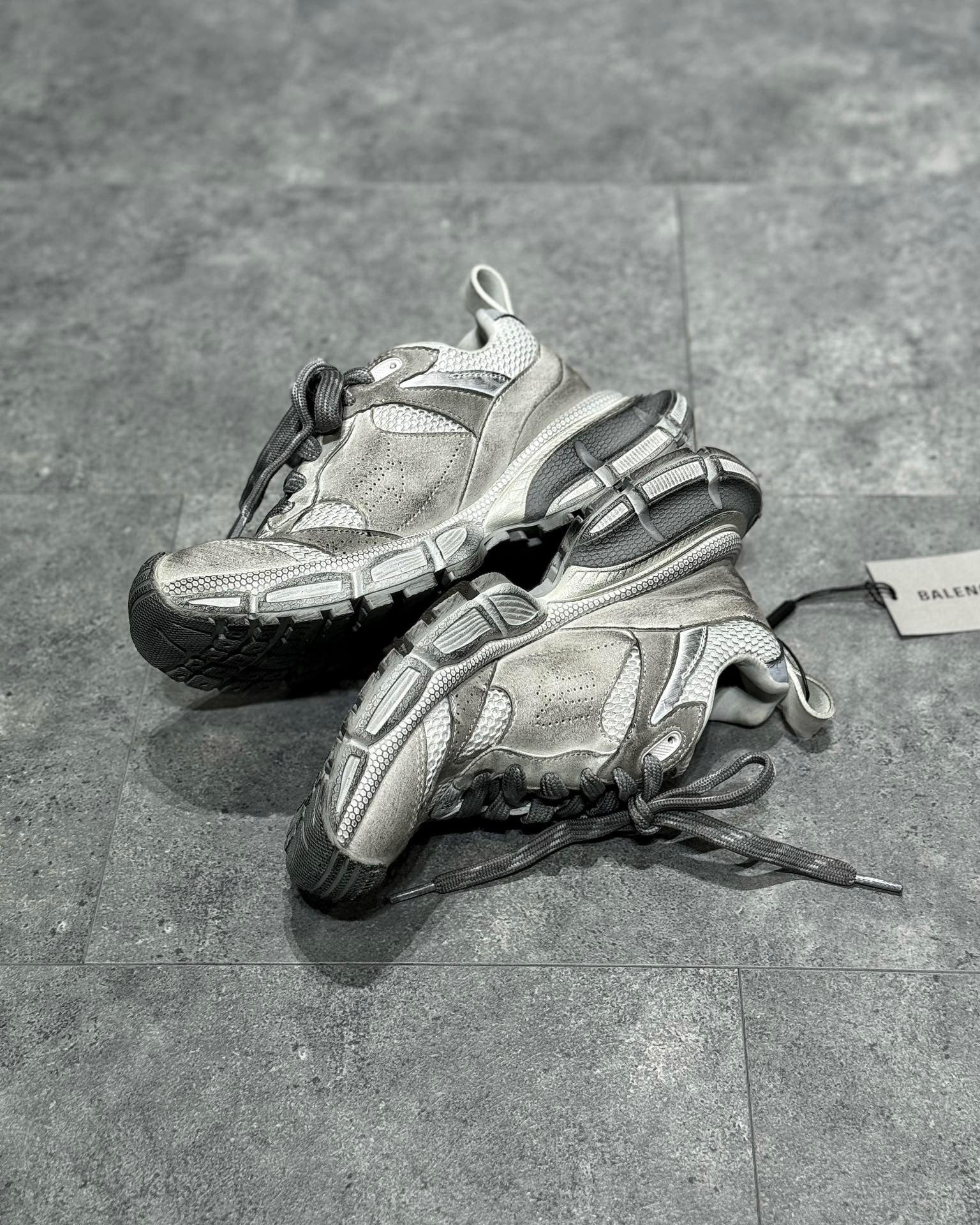 Graue Schuhe