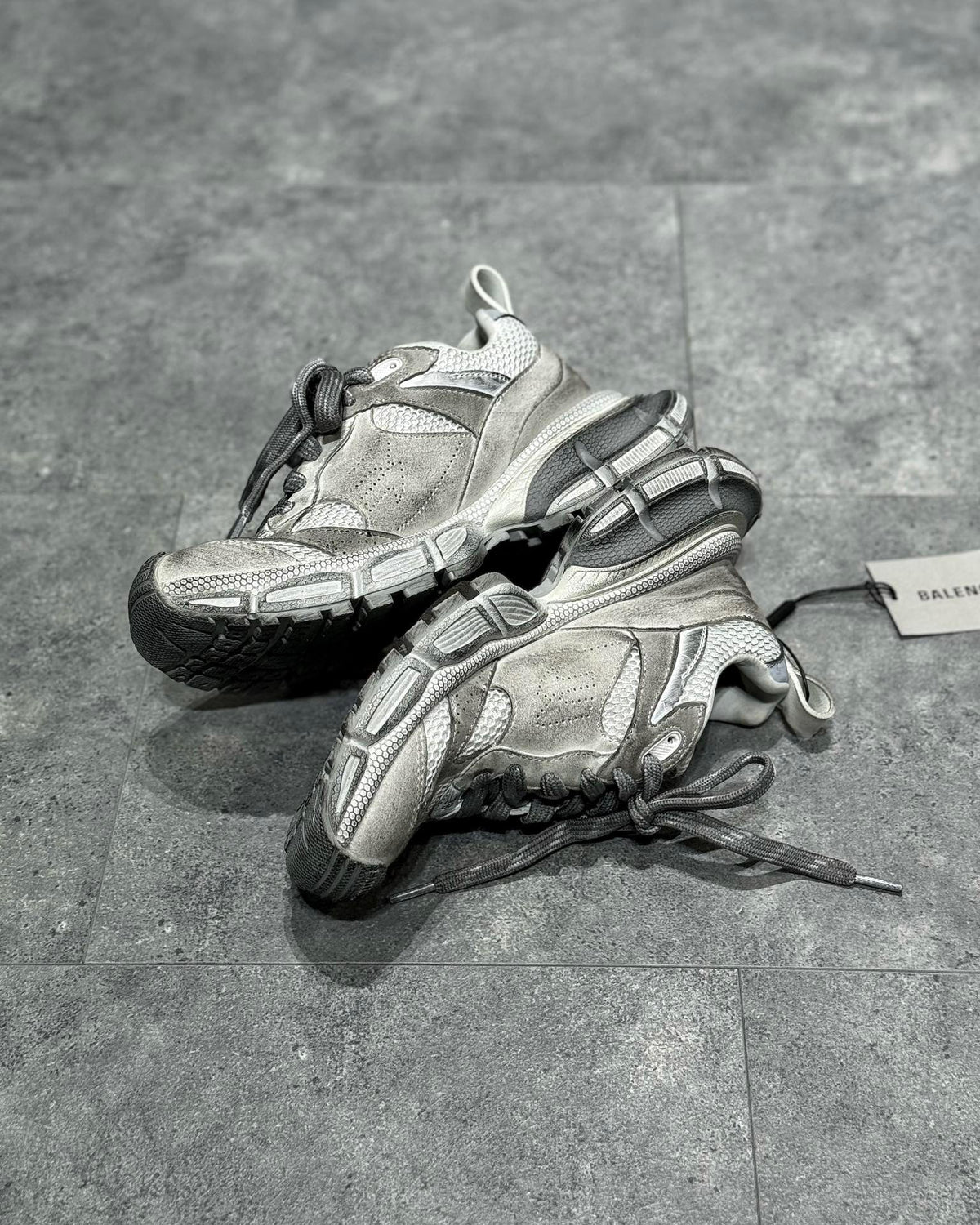 Graue Schuhe