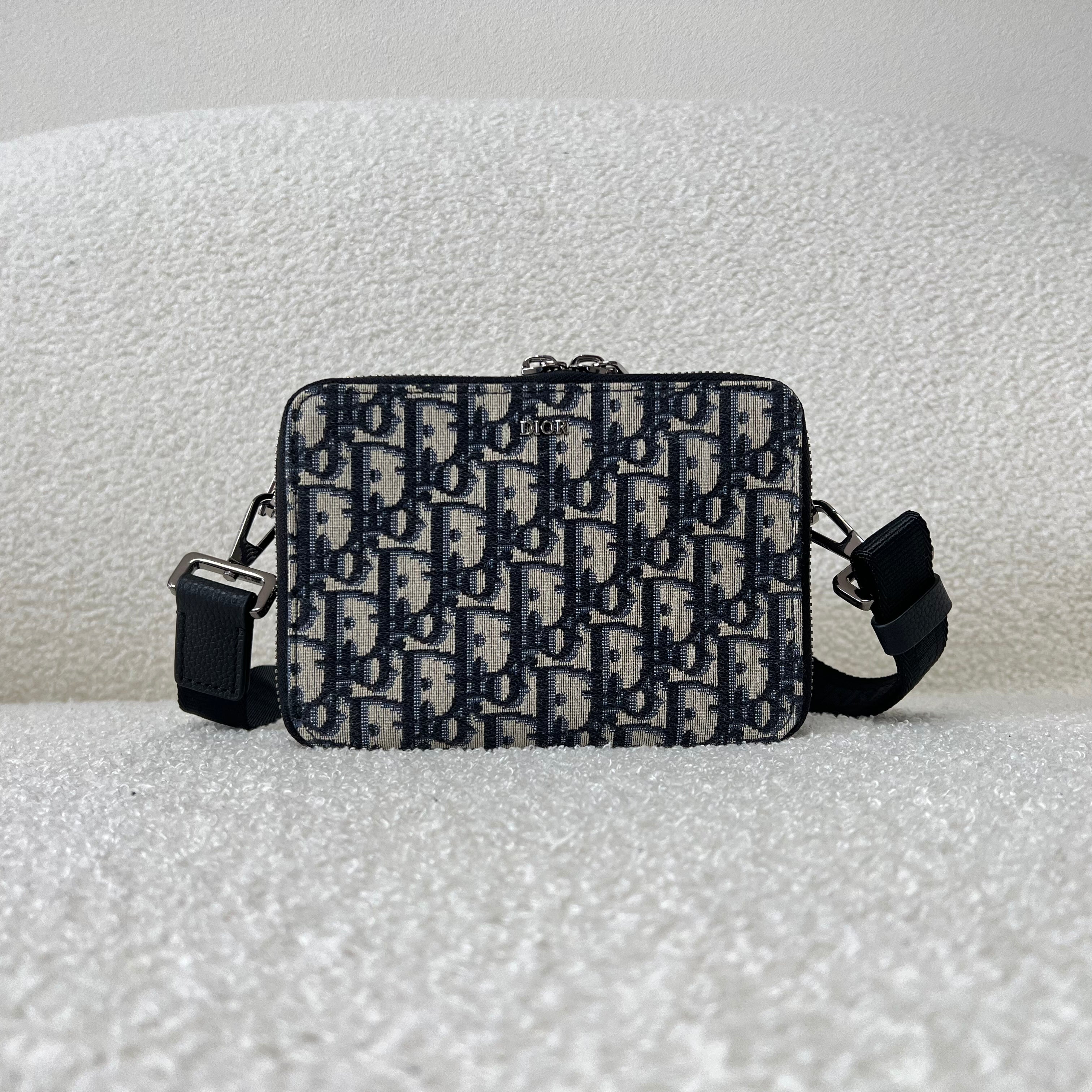 Bolsa azul y gris negra