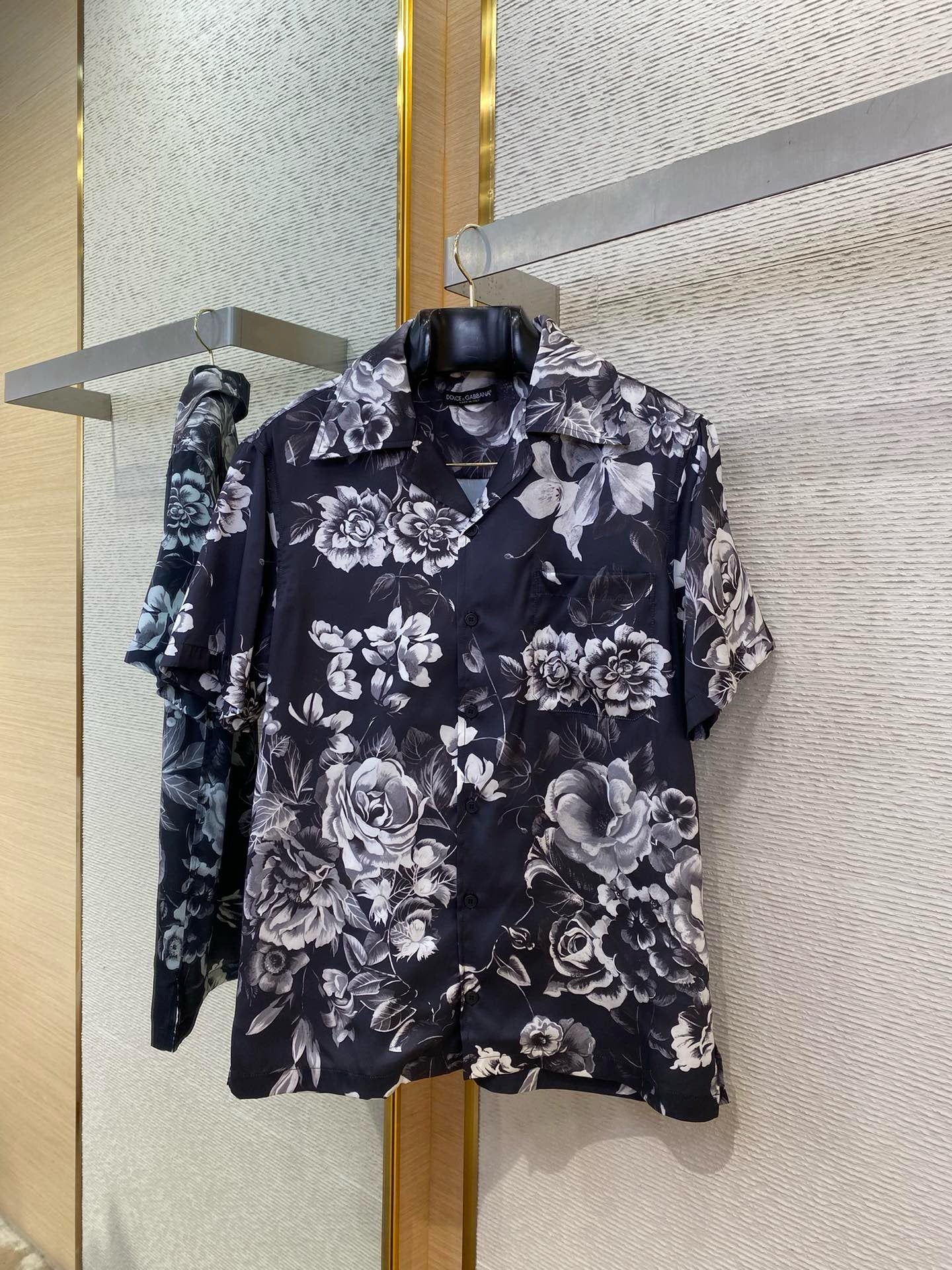 Mehrfarbiges T-Shirt mit Shorts
