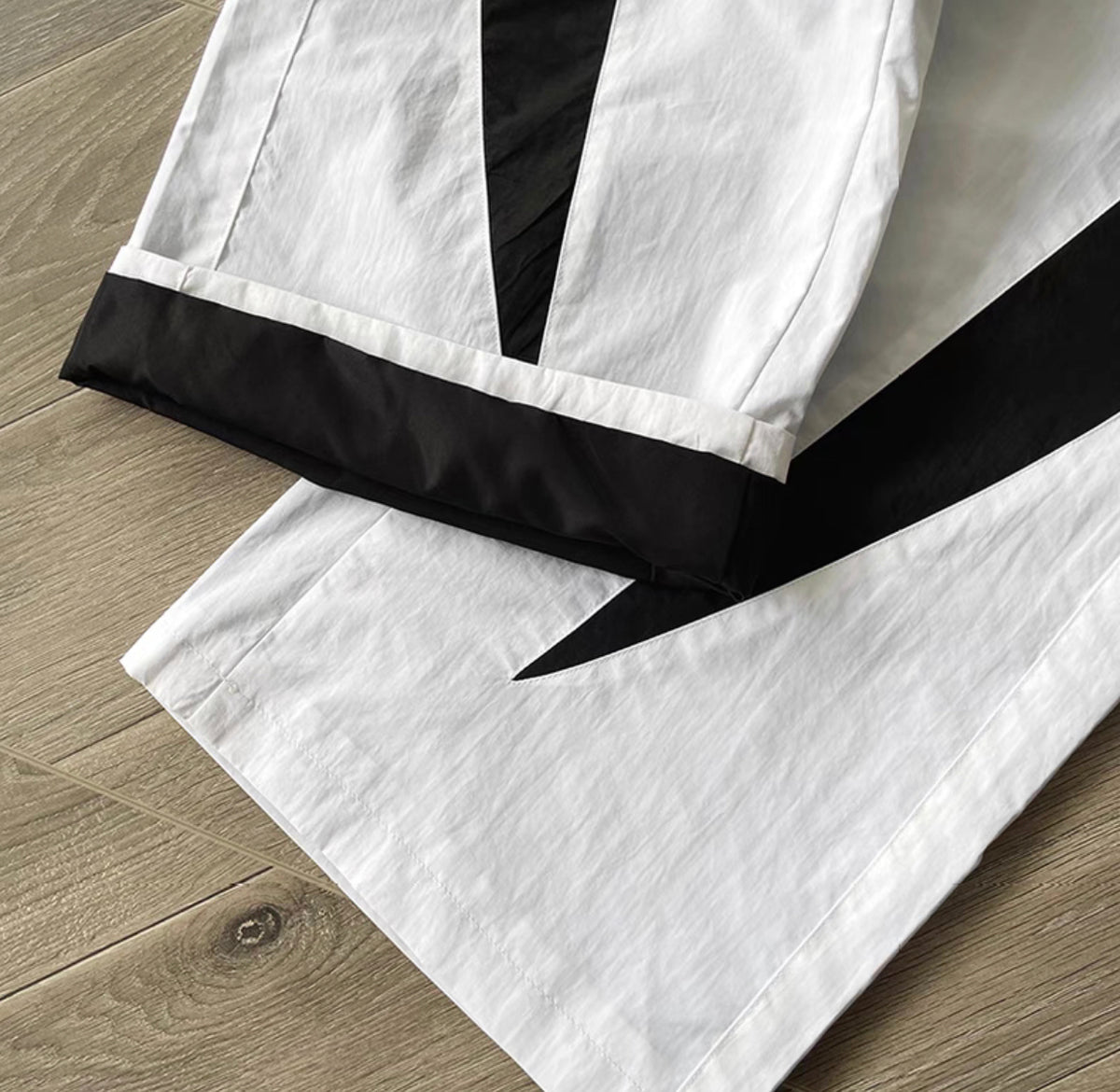 Weiß-schwarzes Trikot mit Hose