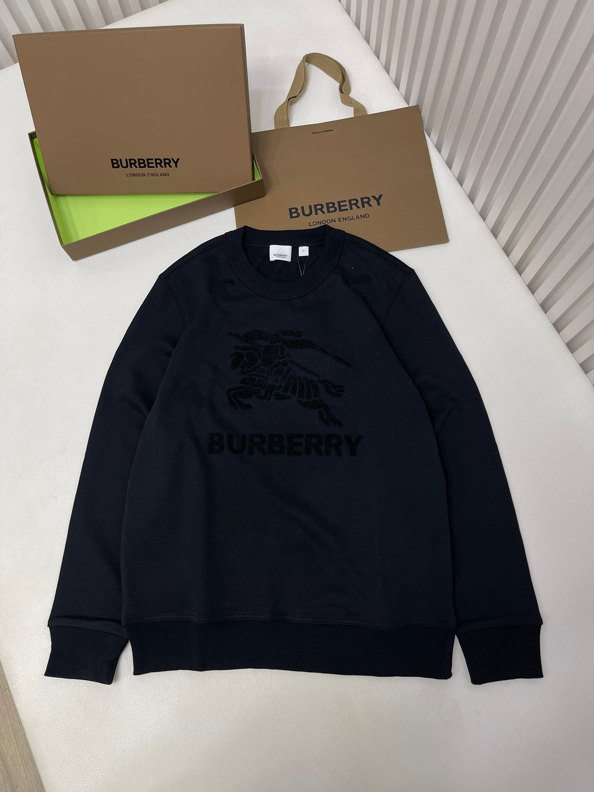Schwarz-weißes Sweatshirt