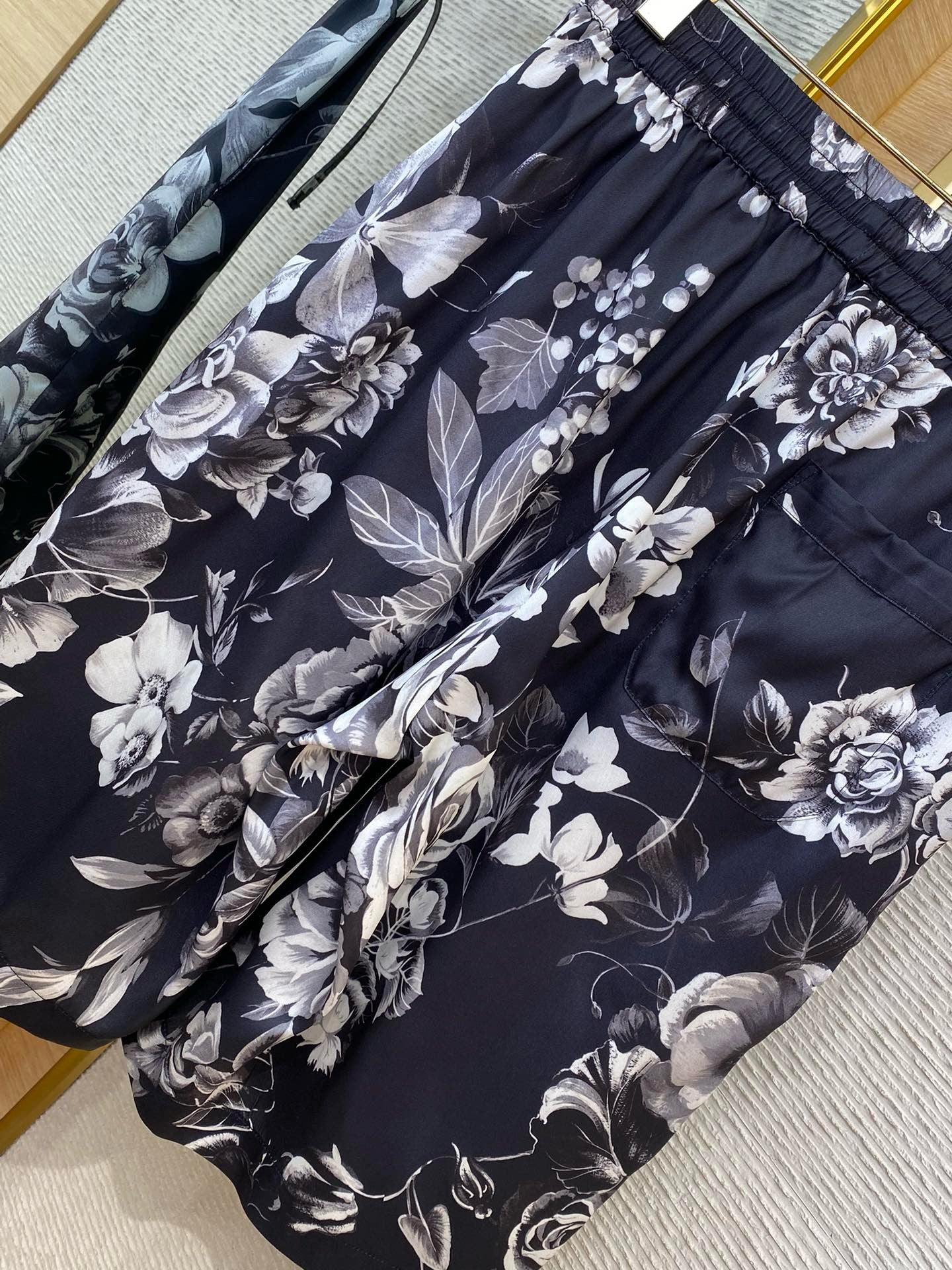 Mehrfarbiges T-Shirt mit Shorts