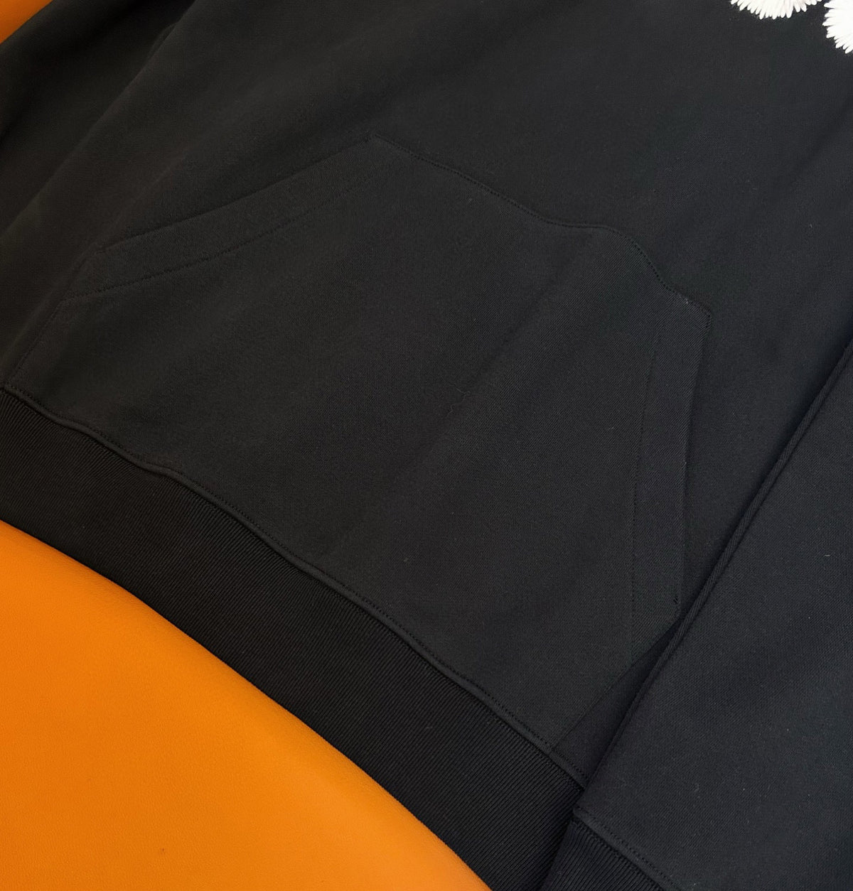 Schwarz-weißer Hoodie