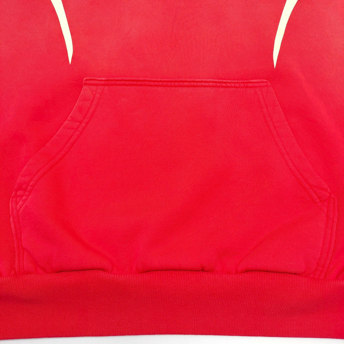 Roter Kapuzenpullover
